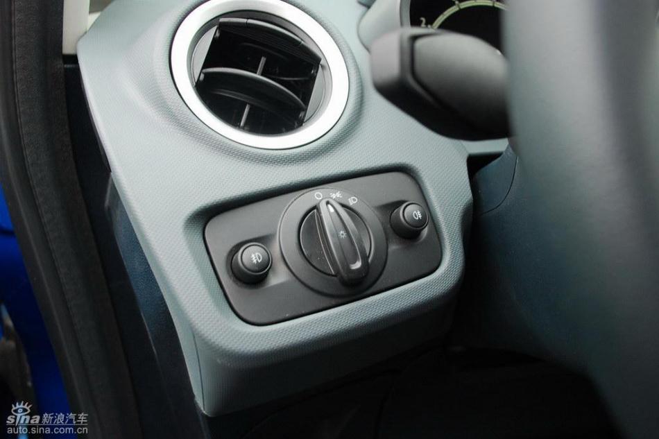 新嘉年华两厢手动运动型内饰