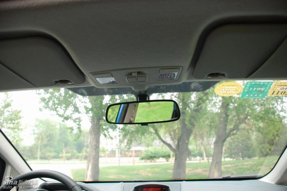 新嘉年华两厢手动运动型内饰