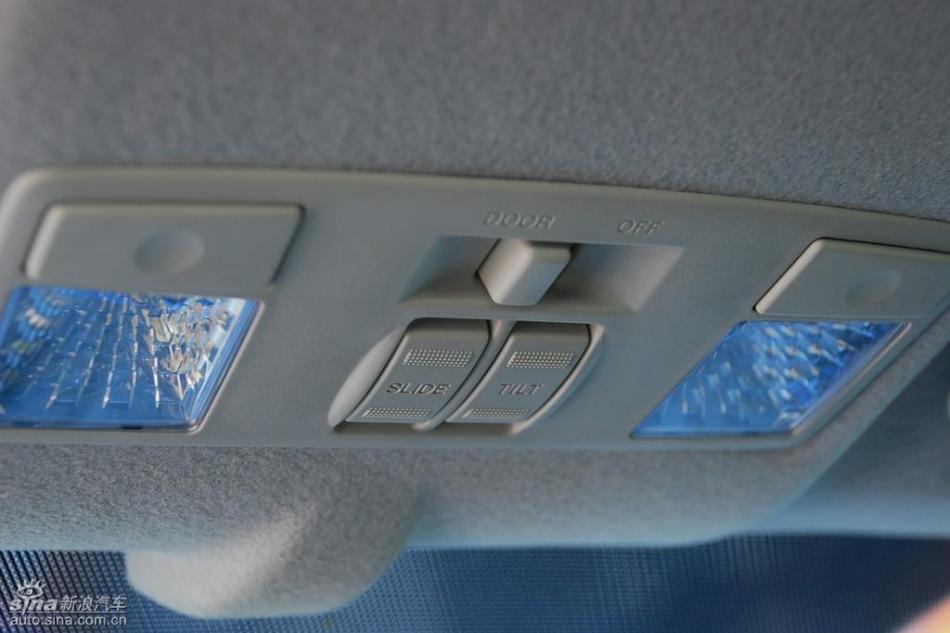 新嘉年华两厢手动运动型内饰
