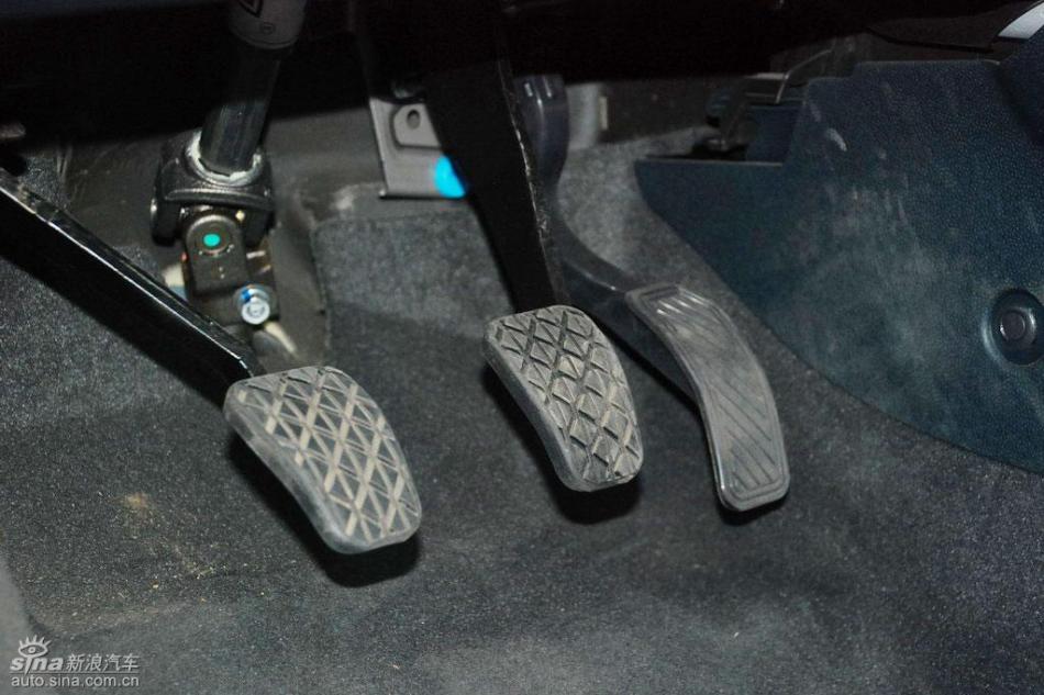 新嘉年华两厢手动运动型内饰