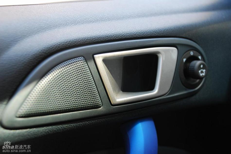 新嘉年华两厢手动运动型内饰
