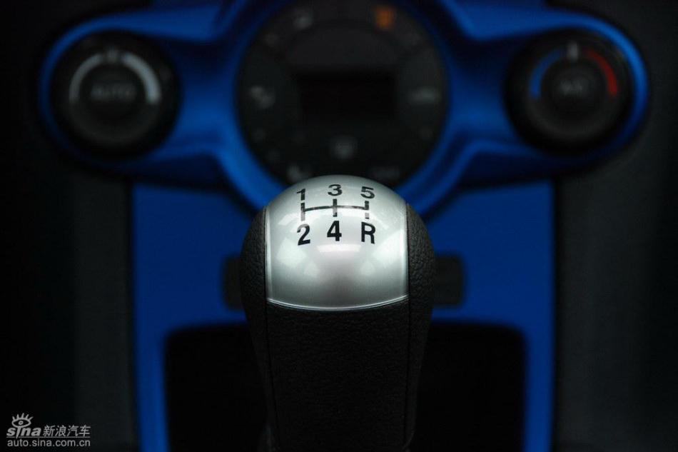 新嘉年华两厢手动运动型内饰
