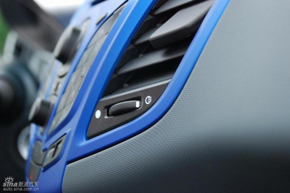 新嘉年华两厢手动运动型内饰