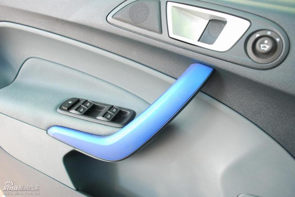 新嘉年华两厢手动运动型内饰