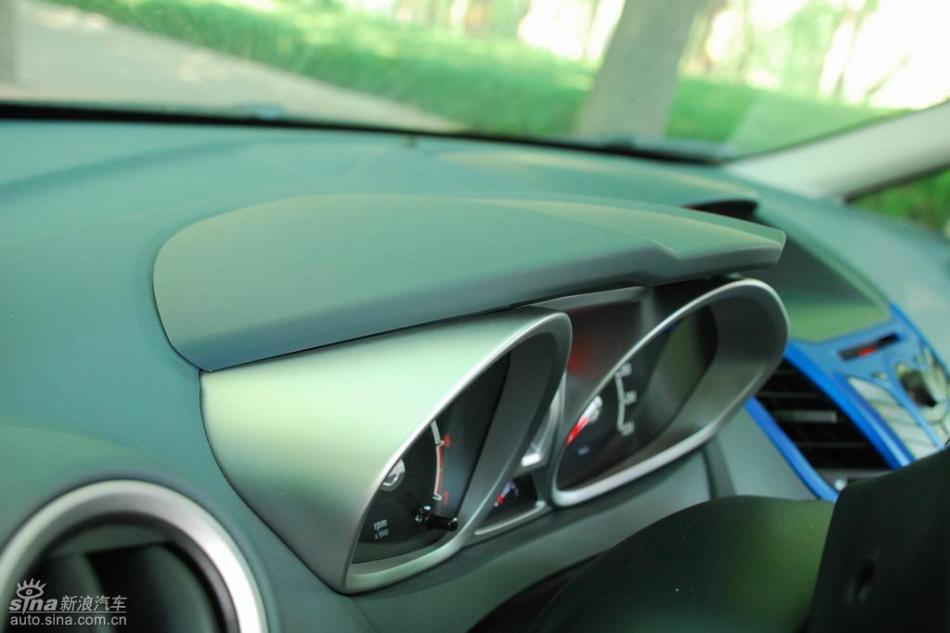 新嘉年华两厢手动运动型内饰