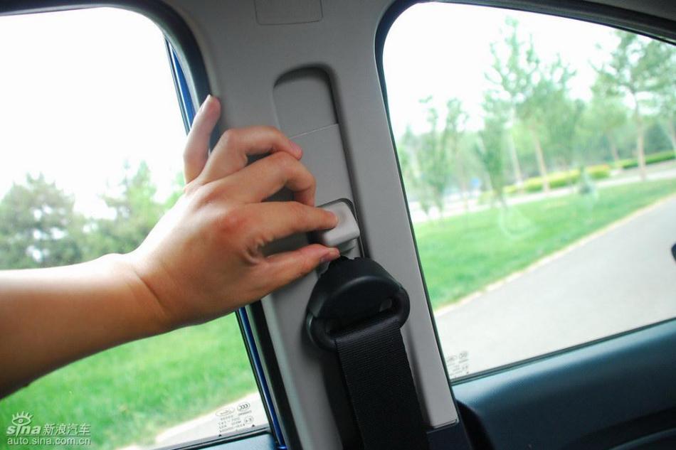 新嘉年华两厢手动运动型内饰