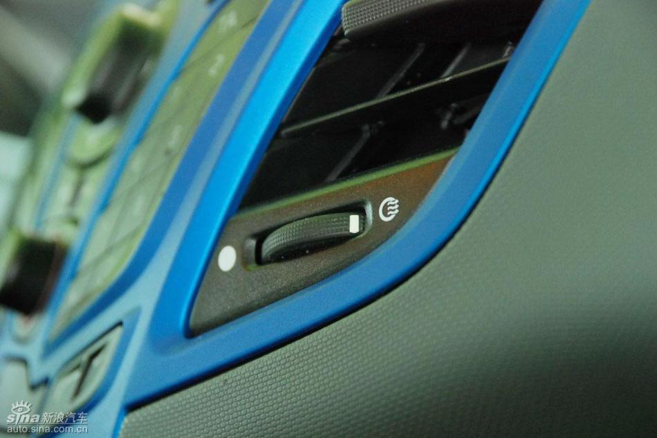 新嘉年华两厢手动运动型内饰