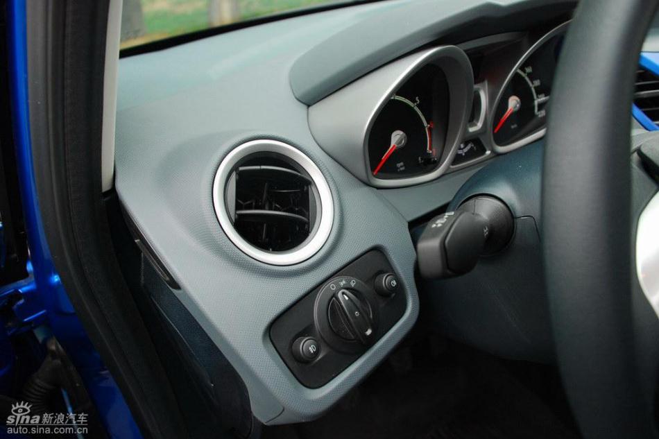 新嘉年华两厢手动运动型内饰