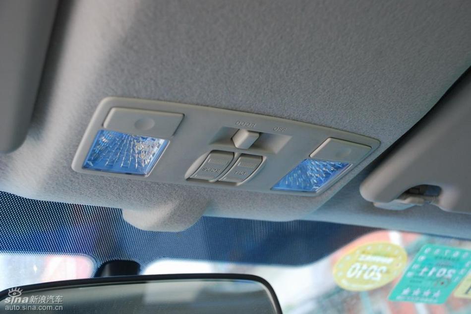新嘉年华两厢手动运动型内饰