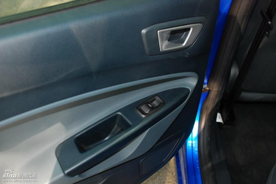 新嘉年华两厢手动运动型内饰