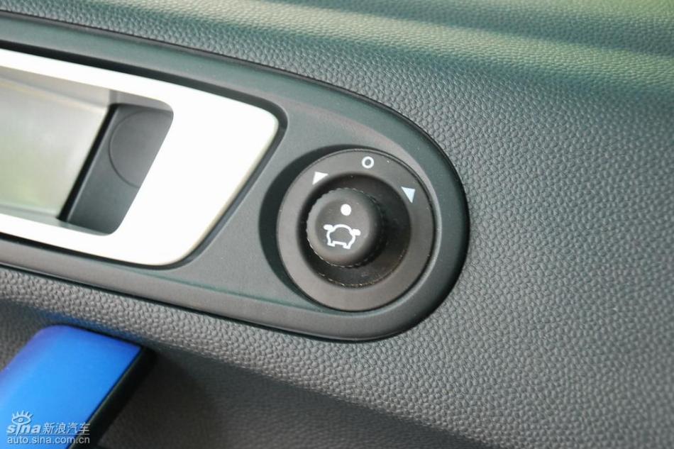 新嘉年华两厢手动运动型内饰