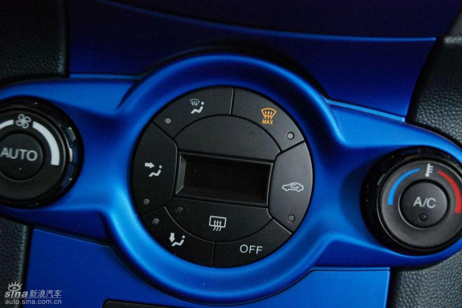新嘉年华两厢手动运动型内饰
