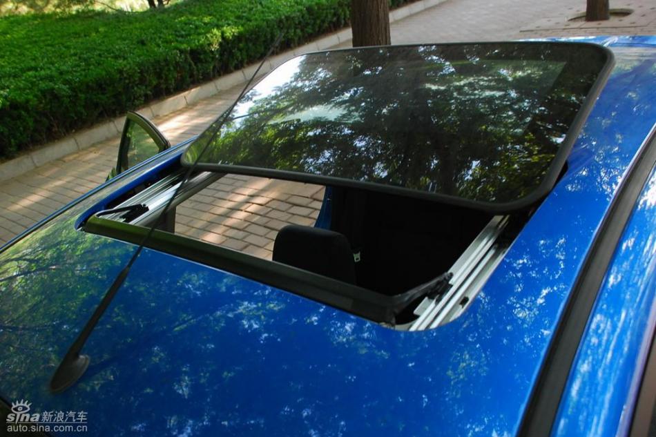 新嘉年华两厢手动运动型内饰