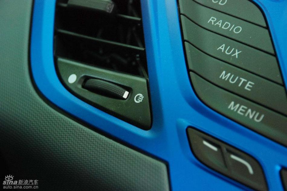 新嘉年华两厢手动运动型内饰