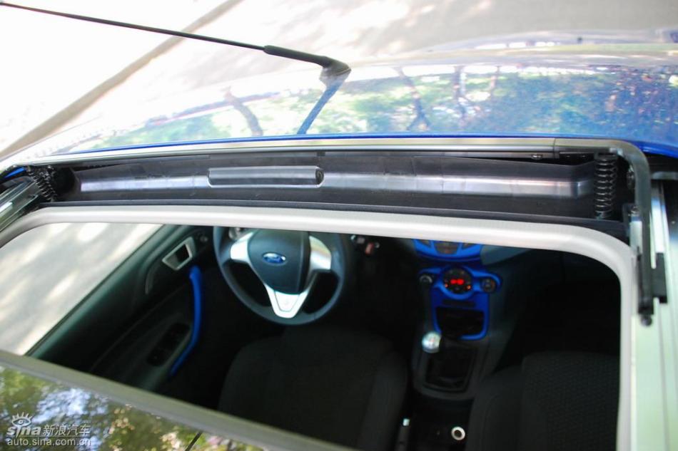 新嘉年华两厢手动运动型内饰