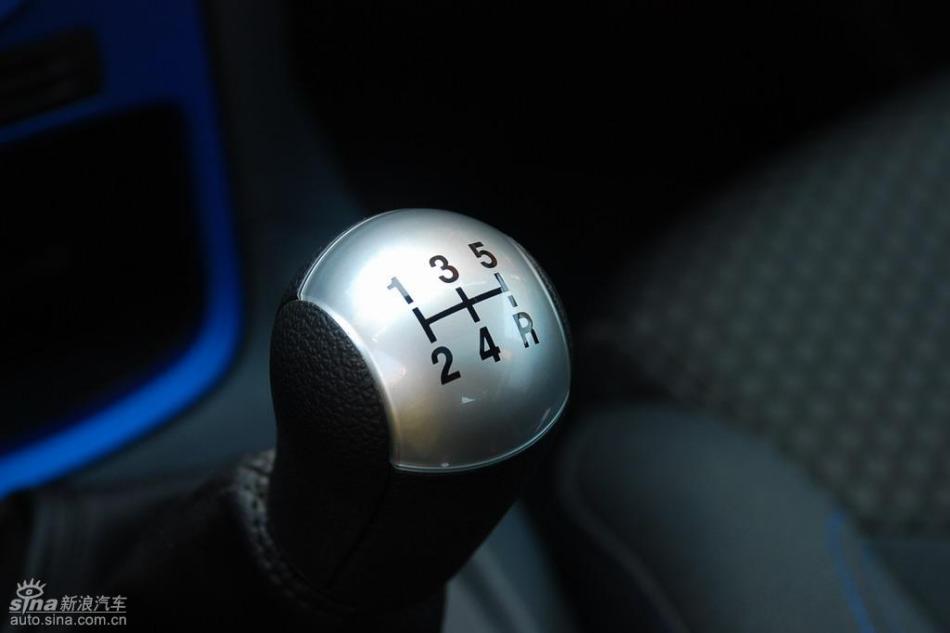 新嘉年华两厢手动运动型内饰