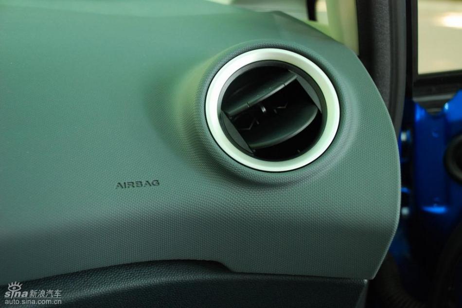 新嘉年华两厢手动运动型内饰