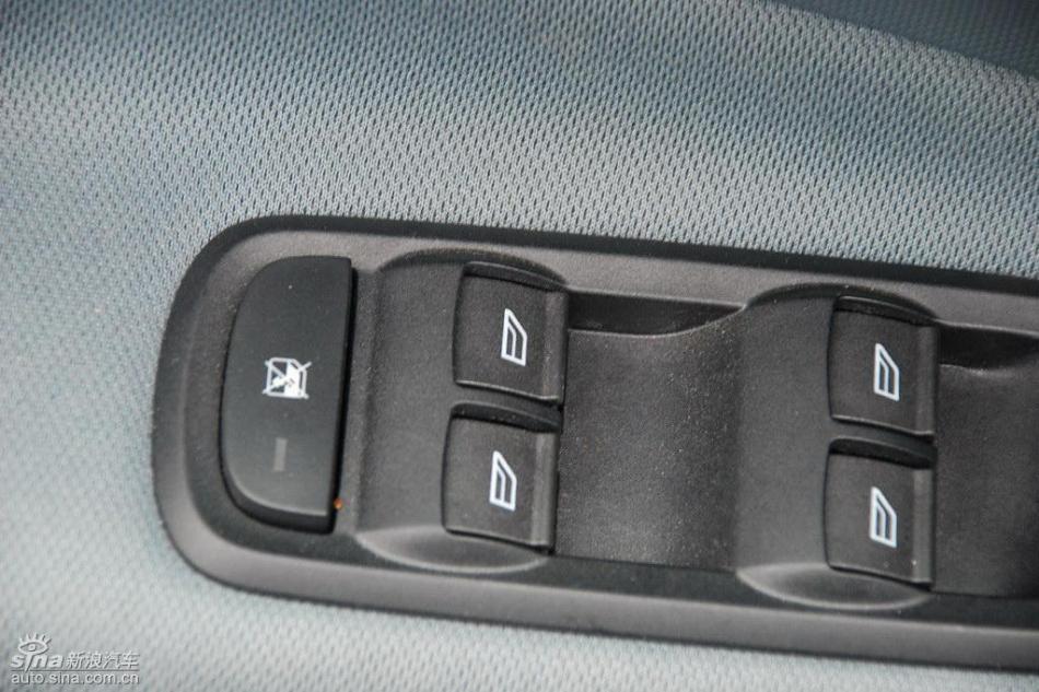 新嘉年华两厢手动运动型内饰
