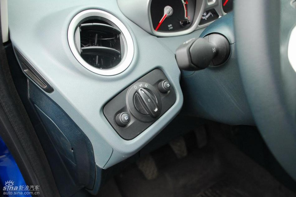 新嘉年华两厢手动运动型内饰