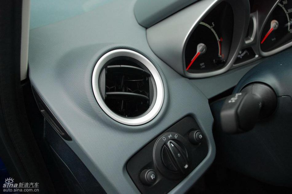 新嘉年华两厢手动运动型内饰