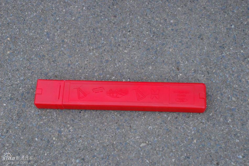 新嘉年华两厢三角警示牌