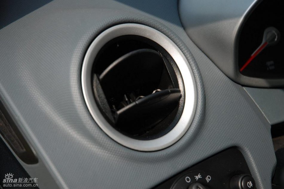 两厢1.5手动运动型内饰
