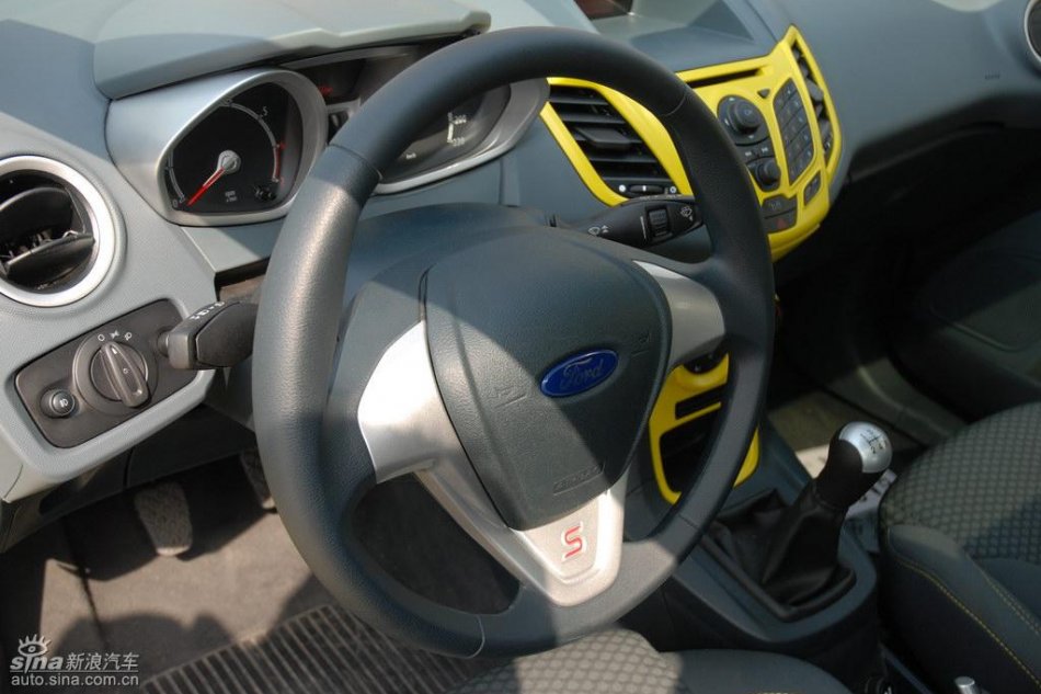 两厢1.5手动运动型内饰