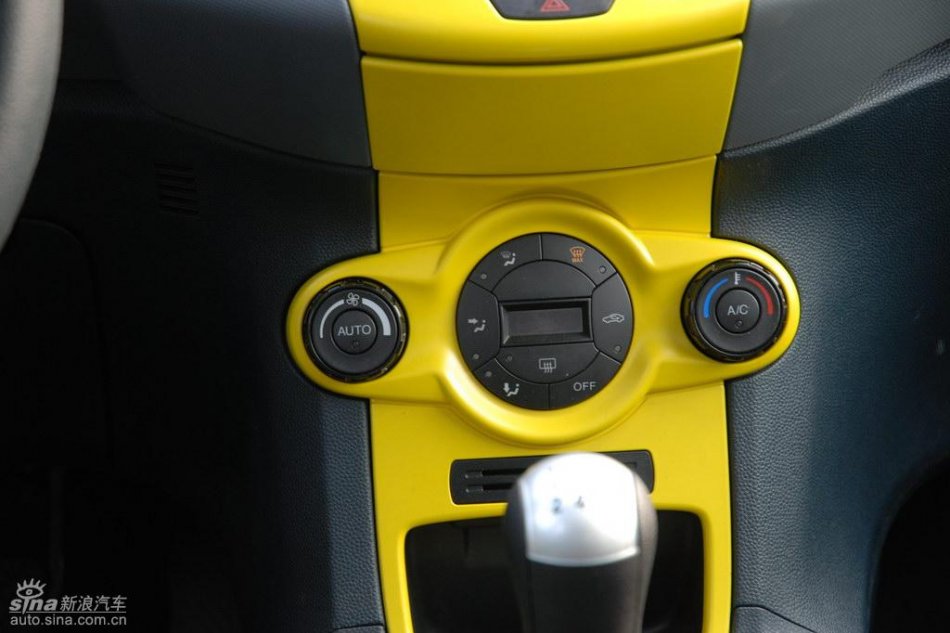 两厢1.5手动运动型内饰