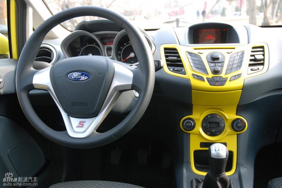 两厢1.5手动运动型内饰