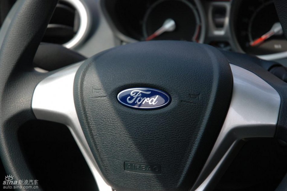 两厢1.5手动运动型内饰