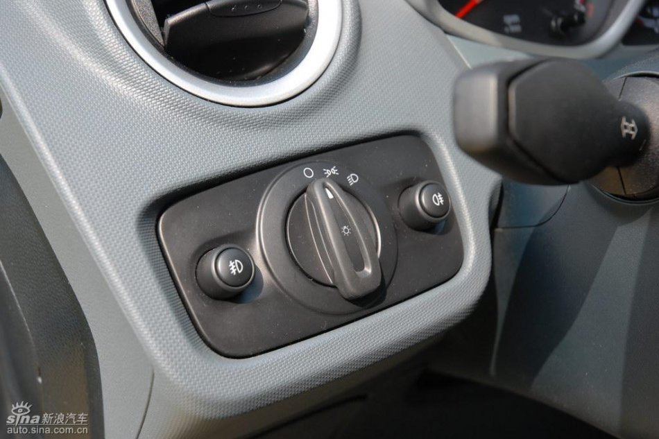 两厢1.5手动运动型内饰