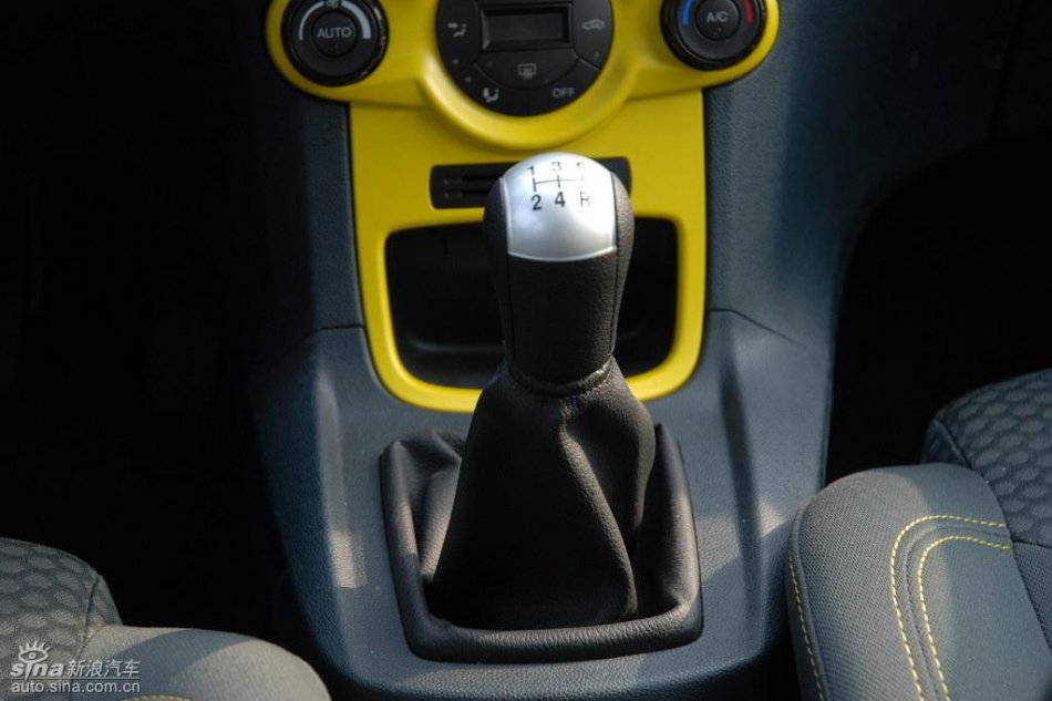 两厢1.5手动运动型内饰