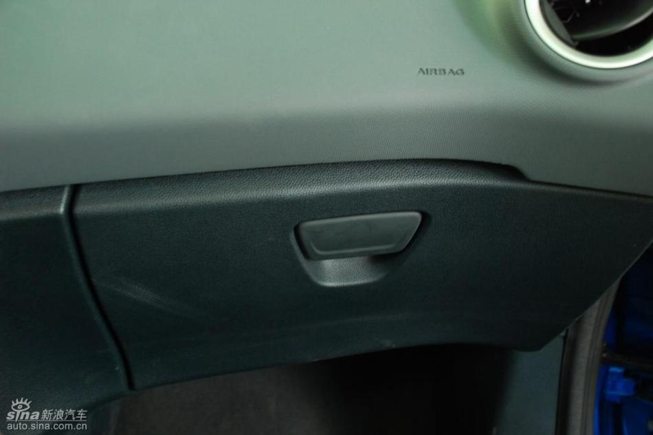 新嘉年华两厢手动运动型内饰