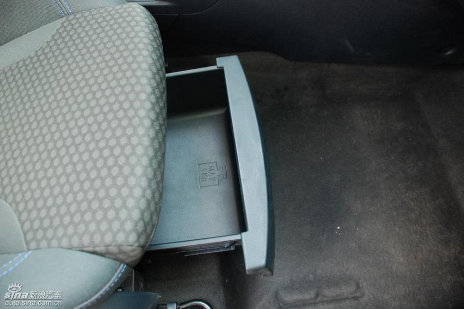新嘉年华两厢手动运动型内饰