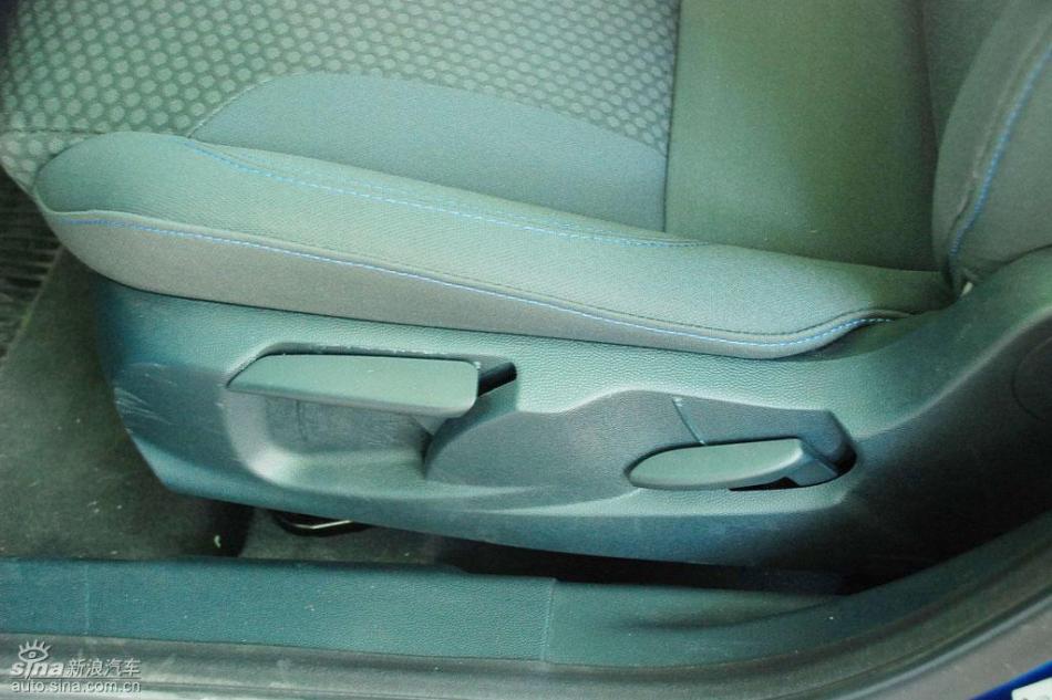 新嘉年华两厢手动运动型内饰