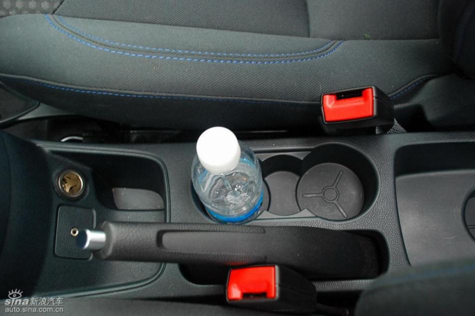 新嘉年华两厢手动运动型内饰