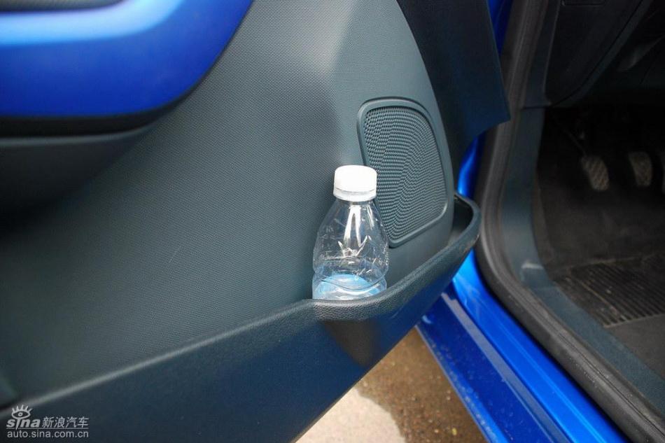 新嘉年华两厢手动运动型内饰