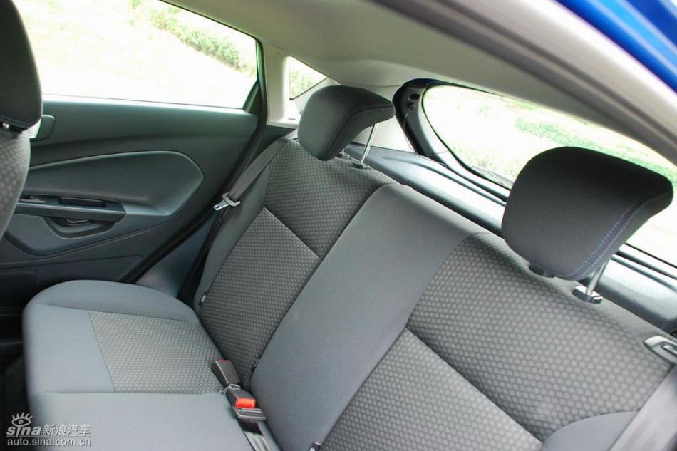 新嘉年华两厢手动运动型内饰