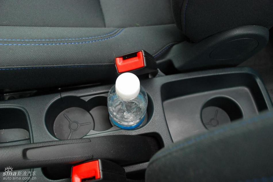 新嘉年华两厢手动运动型内饰