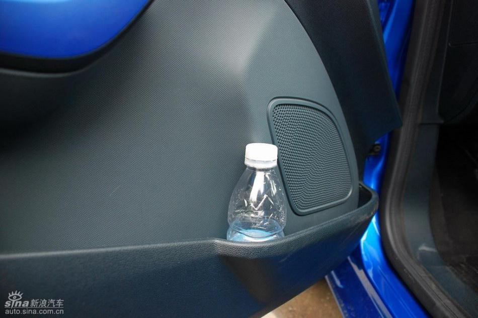 新嘉年华两厢手动运动型内饰