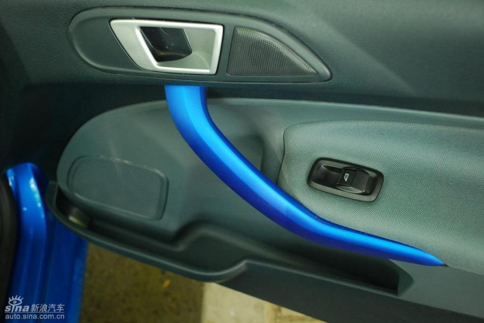 新嘉年华两厢手动运动型内饰