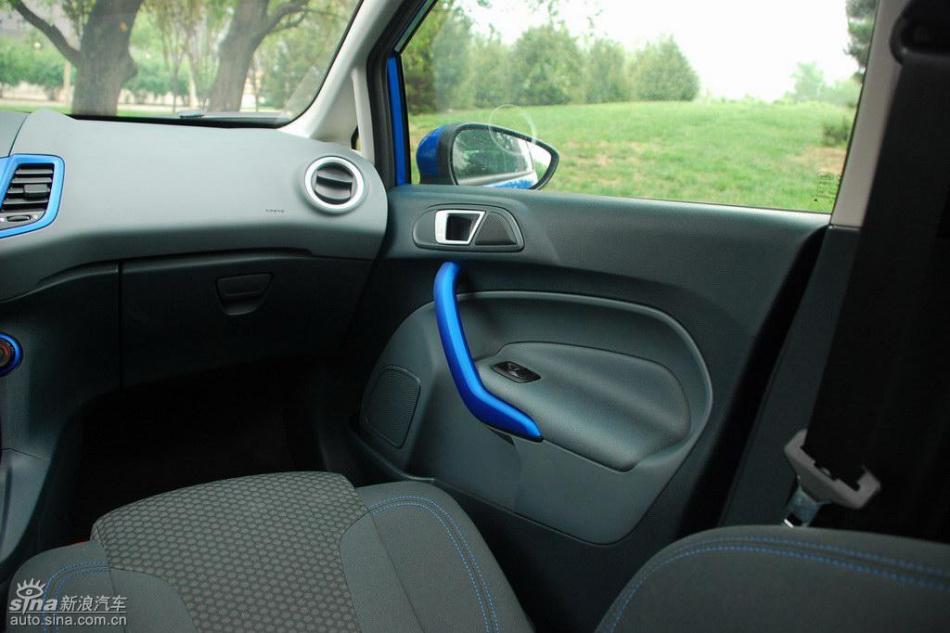 新嘉年华两厢手动运动型内饰