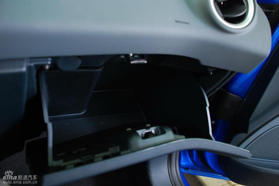 新嘉年华两厢手动运动型内饰