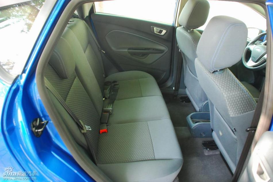 新嘉年华两厢手动运动型内饰