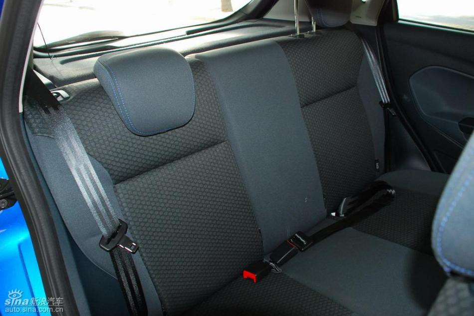 新嘉年华两厢手动运动型内饰