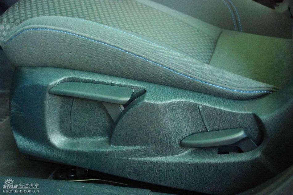 新嘉年华两厢手动运动型内饰