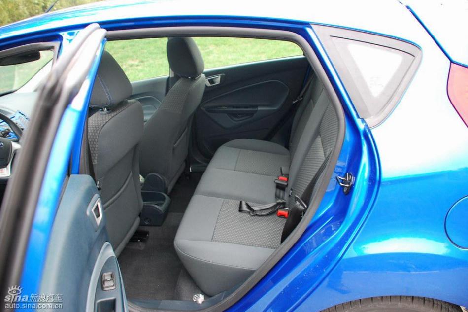 新嘉年华两厢手动运动型内饰
