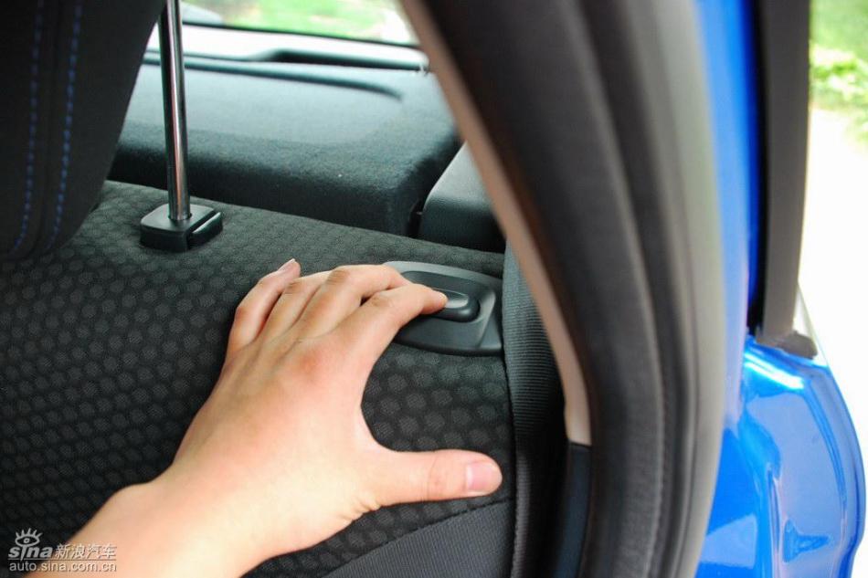 新嘉年华两厢手动运动型内饰
