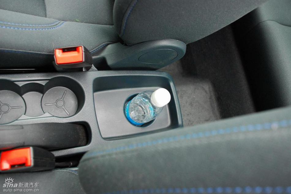 新嘉年华两厢手动运动型内饰