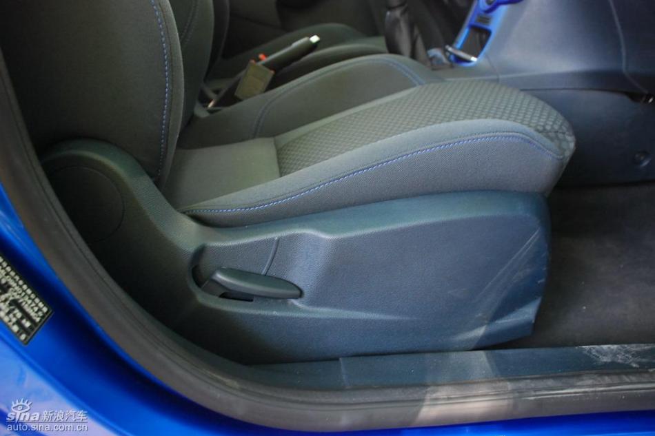 新嘉年华两厢手动运动型内饰